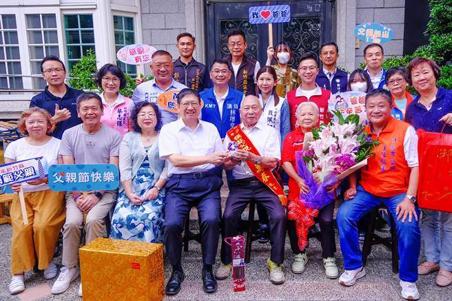 县长杨文科（中）到竹北市模范父亲林万春（中右）家中道贺，参选竹北市长的立委林为洲（左二）等争取连任的民代「搭便车」争取曝光。（罗浚滨摄）