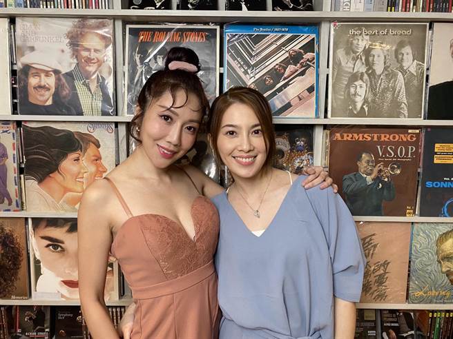 许蓝方（右）、珍琳在直播节目对谈，话夹子一开停不下来。（17LIVE提供）