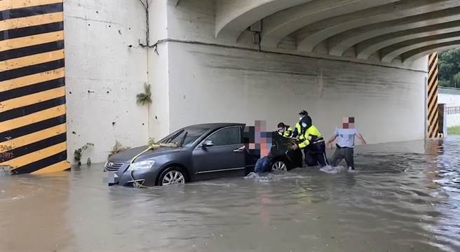 顏姓男子驾车行经台南市小东路地下道时，因积水抛锚被警方查出是通缉犯。（读者提供／洪荣志台南传真）