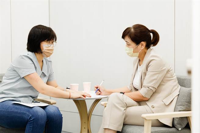 民进党新竹市长参选人沈慧虹（右）2日参访新竹市早疗中心，并向中心主任杨玉玲请益社福政策。（沈慧虹竞办提供／陈育贤新竹传真）