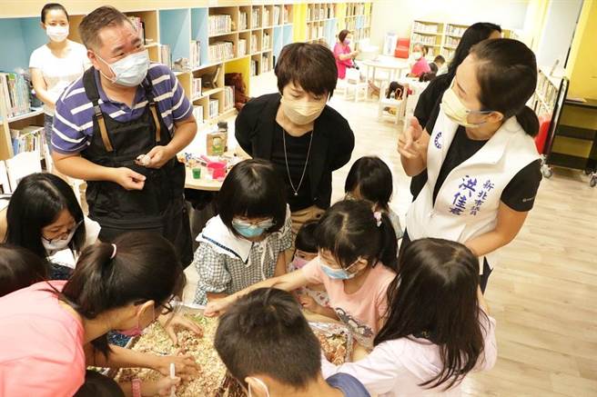 新北市立圖書館鶯歌分館距今已有40年歷史，近期重新改裝，運用紅磚堆砌重塑意象，並融入鶯歌老街特色，打造複合式空間的Workspace，讓自由工作者、上班族、學生等族群都能共享閱讀空間。（蔡雯如攝）