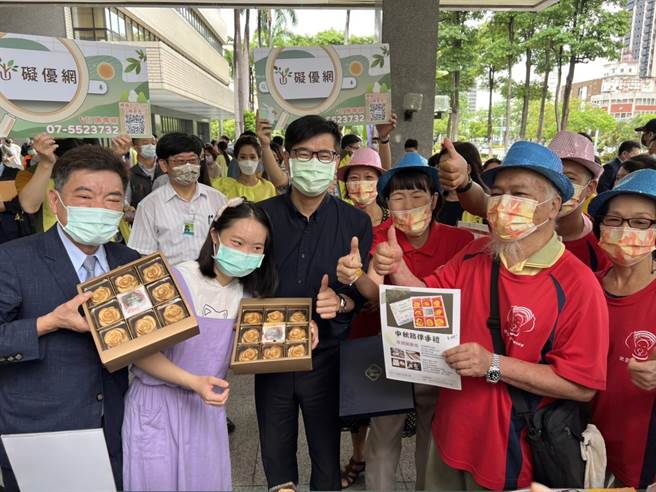 高雄市长陈其迈（前左三）2日出席「月雄圆-身障秋节礼品有GO讚」身障团体秋节礼品推广活动。（高雄市新闻局提供／林瑞益高雄传真）