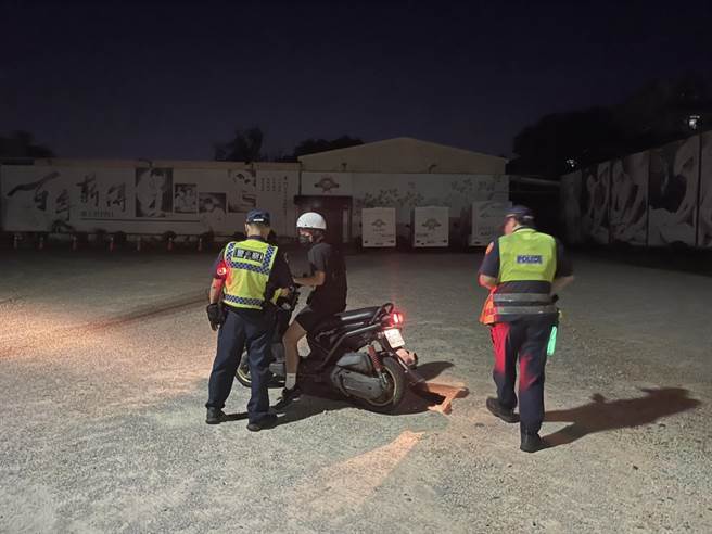 金门今年1至6月就查获无照驾驶295件，其中不乏未满18岁的青少年学生，年龄最小者只有14岁。警方持续加强路边拦查，维护交通安全。（警方提供）