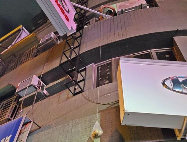 客人的取餐方式，让原PO直呼：「好可爱的客人，根本生活智慧王」。（图／外送员的奇闻怪事）