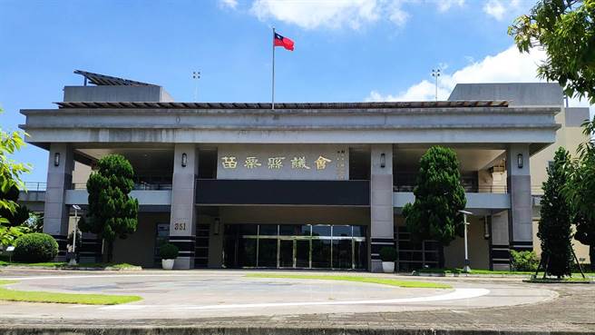 苗栗縣議會2日臨時會，苗栗縣政府審計室主任郭麗玲進行總決算審核報告，她指出去年總決算審定剩餘14.6億多元。（李京昇攝）