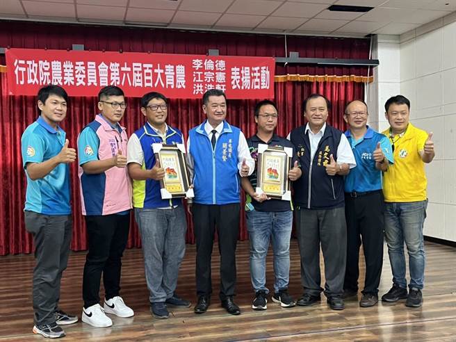 草屯镇长简景贤（左四）等人，2日表扬获选全国百大青农的3位草屯镇青农。（草屯镇公所提供／廖志晃南投传真）