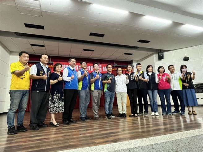 草屯镇长简景贤（左四）等人，2日表扬获选全国百大青农的3位草屯镇青农。（草屯镇公所提供／廖志晃南投传真）