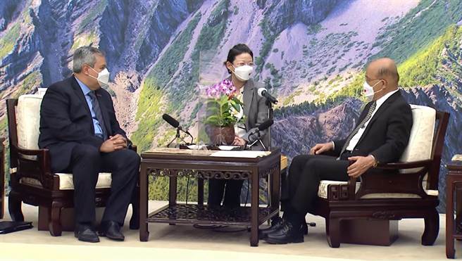 行政院長蘇貞昌今（2日）下午接見「中美洲銀行（CABEI）總裁摩西訪問團」。（摘自直播）