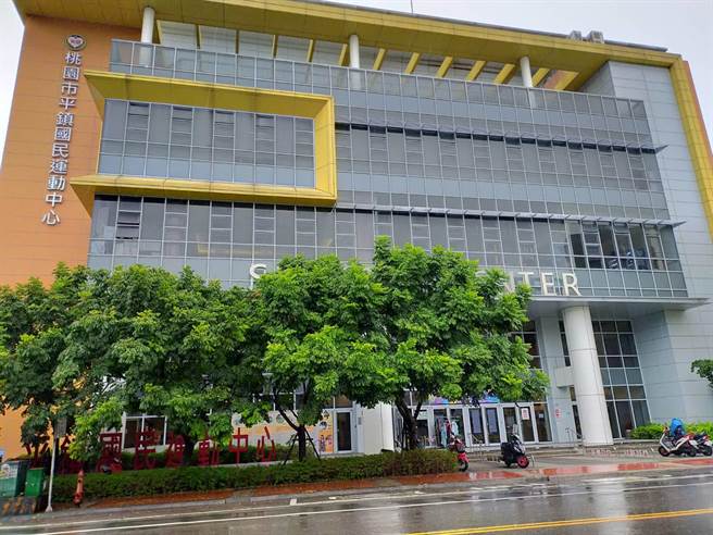 桃园市有家长控诉8岁女儿上课后照顾中心安排的游泳课，遭男同学袭胸与霸凌。（吕筱蝉摄）