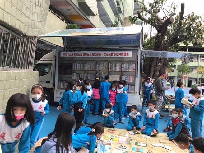 新北市立圖書館為了消弭城鄉閱讀差異，2011年起推動行動圖書館計畫，派車至轄內各據點服務，不過烏來、八里等64所偏遠學校近3年來幾乎未獲服務。（新北市文化局提供）