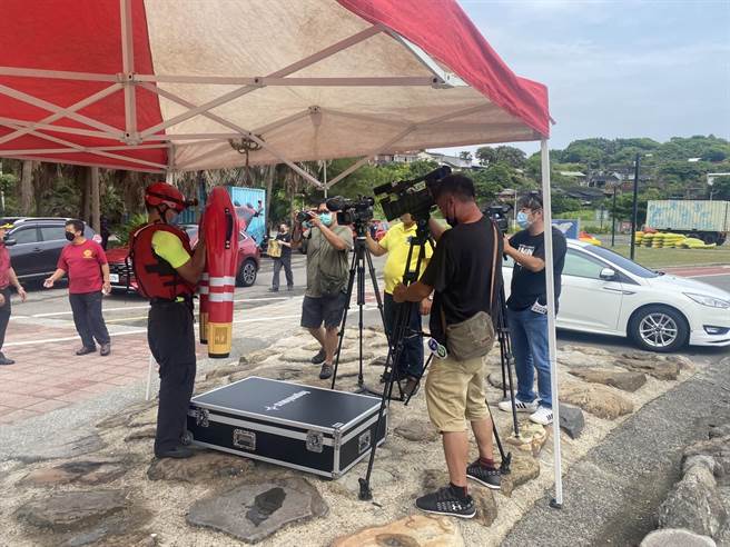 基隆日消防局中正消防分队2日举行遥控救生圈暨空拍机操作演练。（基隆市消防局提供／陈彩玲基隆传真）