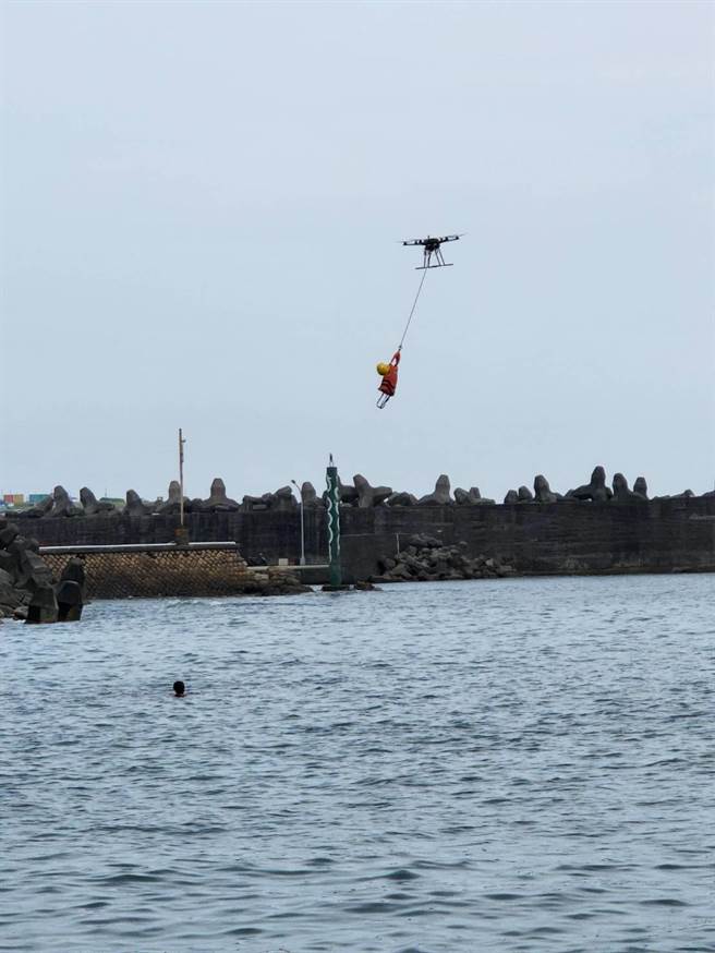 基隆日消防局中正消防分队2日举行遥控救生圈暨空拍机操作演练。（基隆市消防局提供／陈彩玲基隆传真）