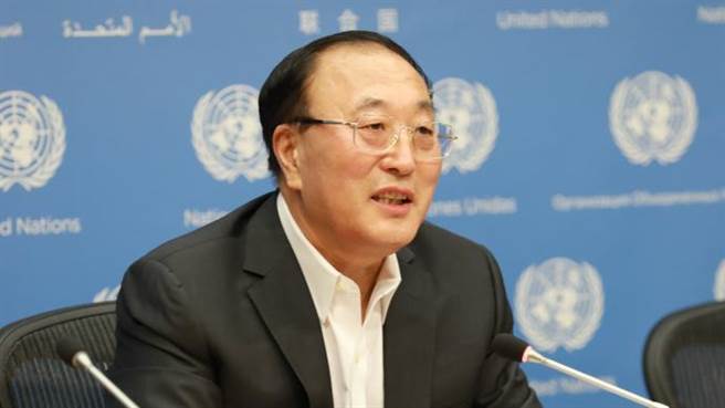 张军向安理会常驻代表分发中国折扇：寓意紧张局势很有必要降降温。（中国常驻联合国代表团）