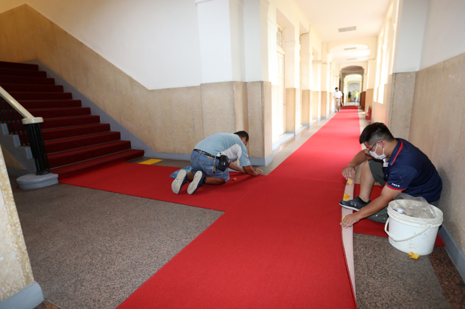 美国眾议院议长裴洛西（Nancy Pelosi）预计2日晚间率团访台，传出3日将参访立法院。为了迎接裴洛西的来访，立法院先请工作人员在走道铺设红地毯，做好万全准备。（刘宗龙摄）