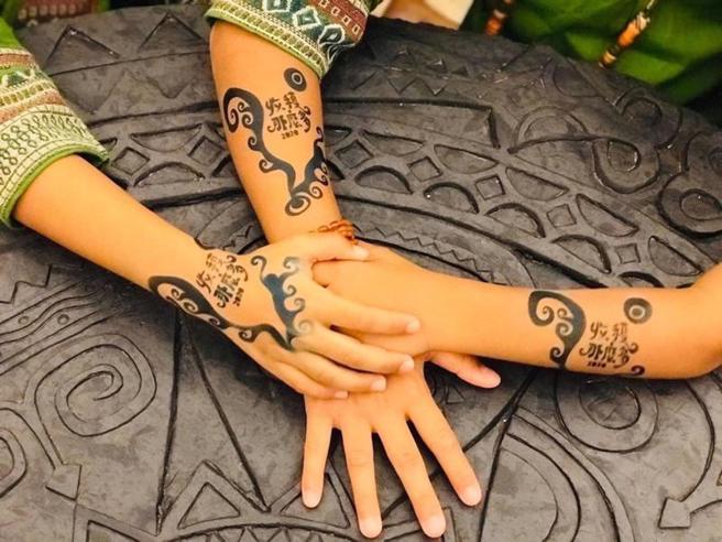 大武森山市集將於6日、7日在屏菸1936文化基地限定登場，以菸葉廠及大武山下的生活脈絡為核心，活動也安排「排灣紋繣故事館」讓民眾體驗噴繪紋身。（圖/ 中央社）