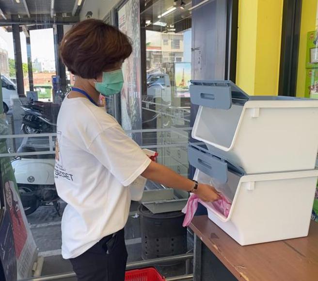 云林县环保局推二手购物袋再利用「袋袋相传」，评价良好，8月再推网购缓衝包材回收示范站点，纸箱、气泡纸和气泡垫可回收再利用。（图/ 中央社）