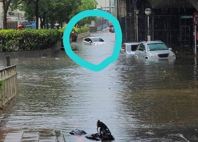 桃园市今天上午一场急降雨，造成杨梅区梅狮路一段与仁平路附近淹大水。(周玉琴提供／吕筱蝉桃园传真)