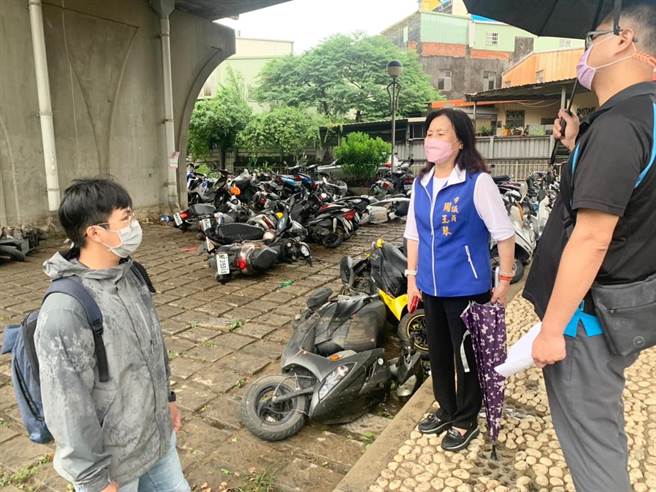 桃园市今天上午一场急降雨，造成杨梅区梅狮路一段与仁平路附近淹大水。(周玉琴提供／吕筱蝉桃园传真)