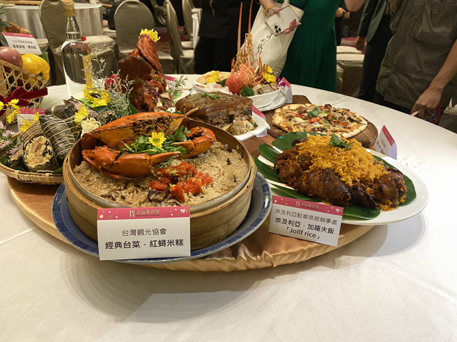 台办事处处长Ibrahim A.Ahmed的夫人亲自烹煮风味独具的加罗夫饭(Jollof Rice)(摄影/黄奕铭)