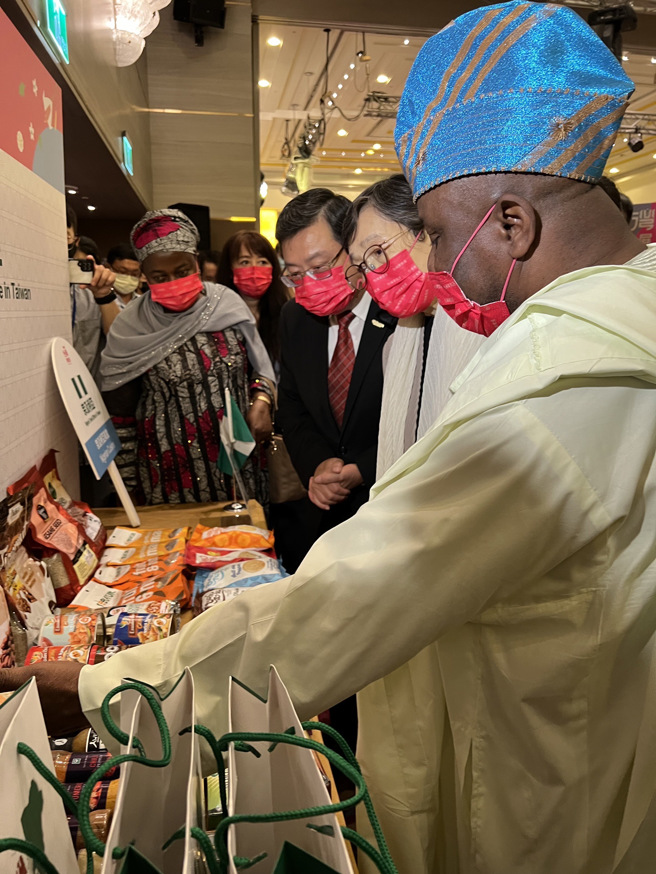 在台办事处处长Ibrahim A.Ahmed与各个长官介绍美食 (摄影/王雅芬)