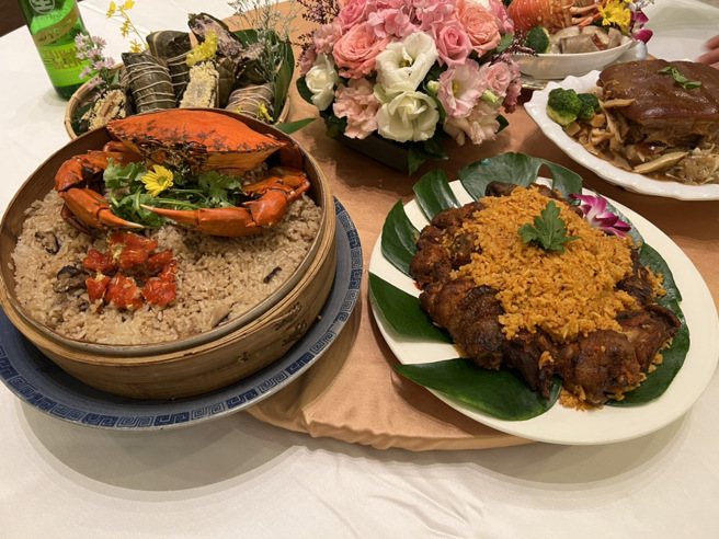 奈及利亚加罗夫饭（右）PK红蟳米糕（左）。（摄影/王雅芬）