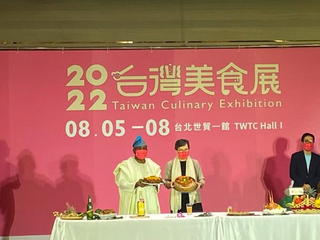 本次为奈及利亚首度参展。图左为奈方在台办事处长Ibrahim A.Ahmed。 (照片/郭俊伟)