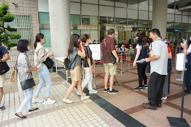 许多民眾一早就来排队等候。（行政执行署新竹分署提供／李京升苗栗传真）