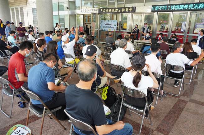 拍卖现场涌入大批民眾。（行政执行署新竹分署提供／李京升苗栗传真）