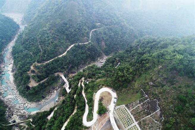 云林县府重振草岭观光3部曲的最后一哩路是在149甲樟湖段兴建跨清水溪桥，截弯取直前往草岭村的道路，位址在149甲线24公里，空拍的桥梁是旧清水溪桥，新桥将在它上方约100公尺处。（云林县府提供）