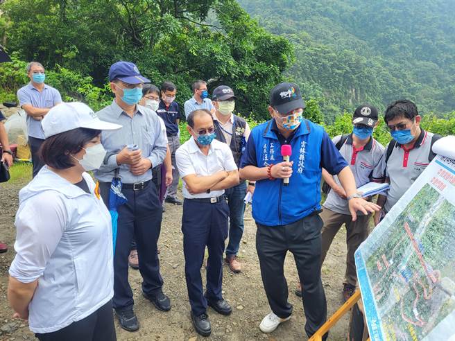 公路总局副局长林聪利（右五）率人员到清水溪钢桥预定位址现勘，云林县长张丽善（左一）亲自上山说明，图为县府工务处长汪令尧（右三）答覆问题。（周丽兰摄）