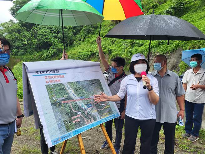 交通部公路总局人员2日到清水溪钢桥预定位址现勘，云林县长张丽善亲自上山说明。（周丽兰摄）