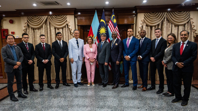 代表团在美国驻吉隆坡大使馆会见美国海军陆战队成员的合影纪念。(图/截自裴洛西推特)