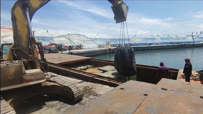 台东县环保局今年1月至7月总计已转运兰屿及绿岛超过1200公吨垃圾。（台东县环保局提供）