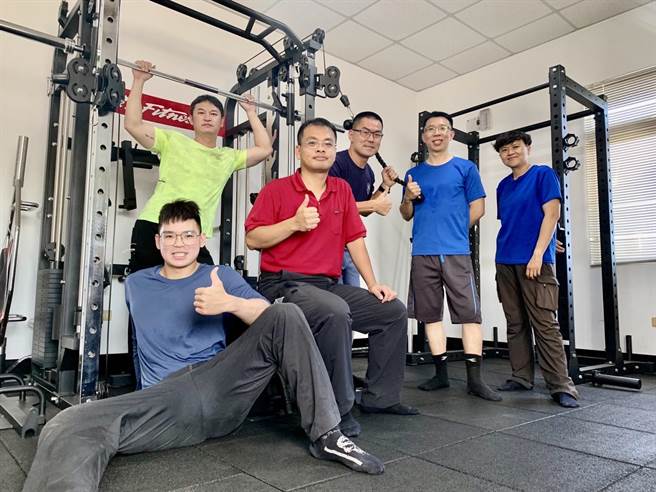 新園鄉長方冠丁與縣議員劉孟君挹注新園消防分隊建置健身房，健身器材應有盡有，讓消防弟兄隨時鍛鍊、勝任各種挑戰。（新園消防分隊提供／謝佳潾屏東傳真）