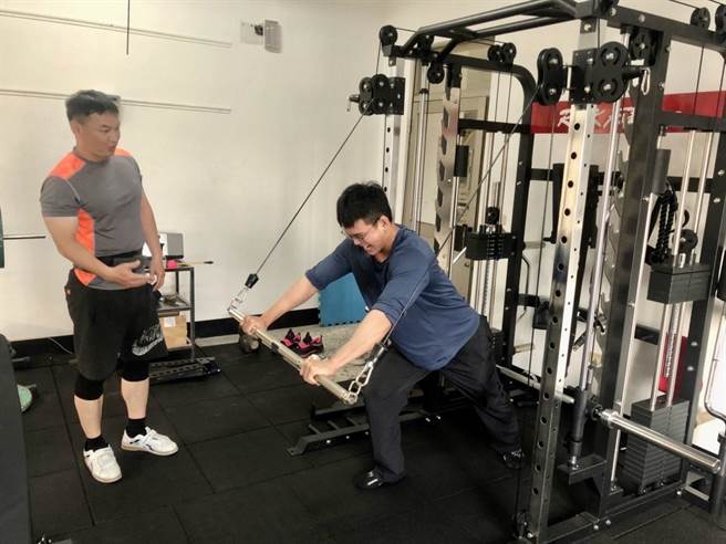 新園鄉長方冠丁與縣議員劉孟君挹注新園消防分隊建置健身房，健身器材應有盡有，讓消防弟兄隨時鍛鍊、勝任各種挑戰。（新園消防分隊提供／謝佳潾屏東傳真）