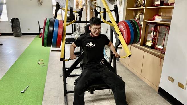 新園鄉長方冠丁與縣議員劉孟君挹注新園消防分隊建置健身房，健身器材應有盡有，讓消防弟兄隨時鍛鍊、勝任各種挑戰。（新園消防分隊提供／謝佳潾屏東傳真）