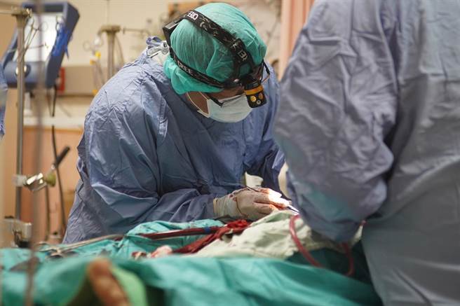 医护接获消防即时通报，启动ECPR流程。（院方提供／李奇叡新北传真）