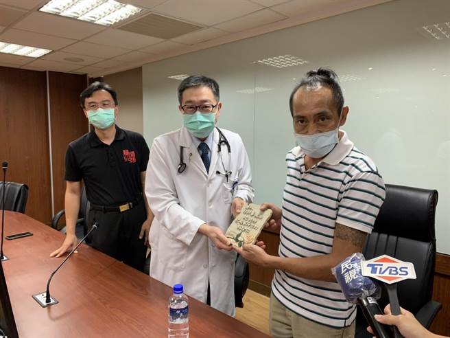 新北市消防局第四大队副大队长吴东霖获院方颁礼鼓励。（李奇叡摄）