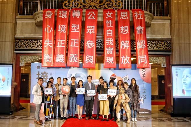 劇場要如何和社會連節與溝通？兩廳院舉辦第二屆秋天藝術節，以「為明日而行動」（Act of Tomorrow）為策展精神，從社會議題出發，帶領觀眾走一趟思辨之旅。（杜宜諳攝）