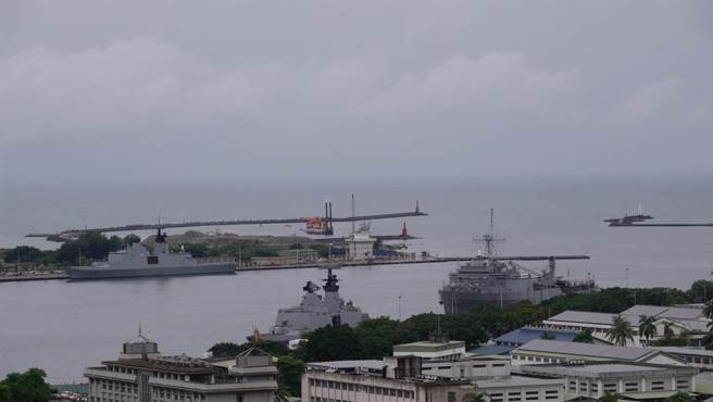 美国眾议院议长裴洛西（Nancy Pelosi）的专机将飞抵台湾，左营军港多艘军舰2日出海巡弋，监控外籍军舰，图为左营军港。（林瑞益摄）
