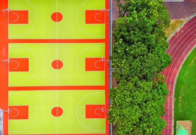 嘉義市玉山國中整修籃球場展現新貌。（嘉義市教育處提供／廖素慧嘉市傳真）