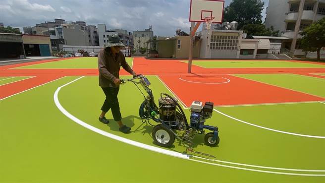 嘉義市玉山國中整修後的新籃球場。（嘉義市教育處提供／廖素慧嘉市傳真）