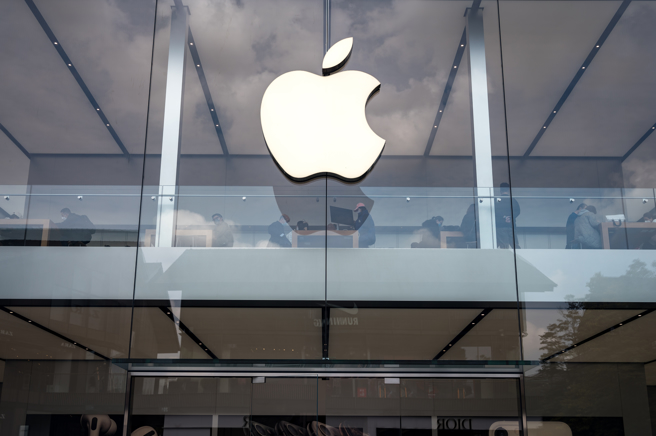 苹果（Apple）年年推出新品，更培养出许多死忠的果粉，日前有人翻出骨董级的苹果电脑，询问网友是否该保留。（示意图／shutterstock）