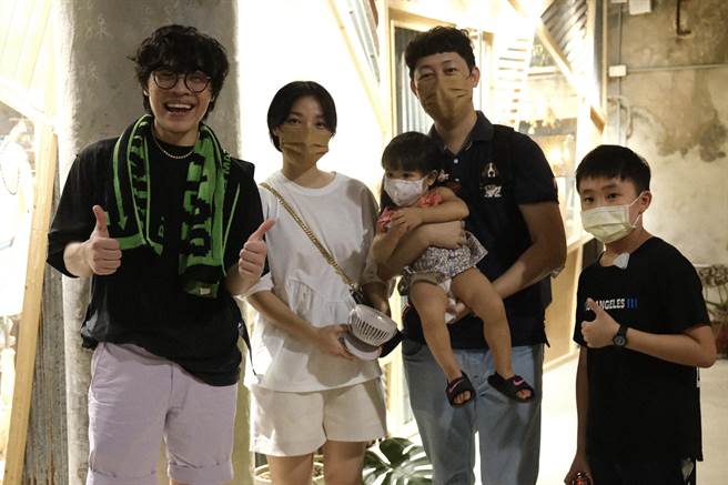 盧廣仲（左起）近期展開「春季巡迴」環島演出，妹妹、外甥女及家人日前特地驚喜探班。（添翼創越工作室提供）