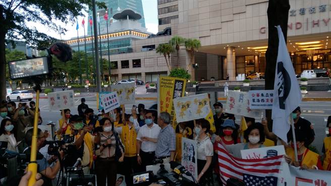 新党等泛蓝团体于君悦抗议裴洛西来台。(邱新博摄)