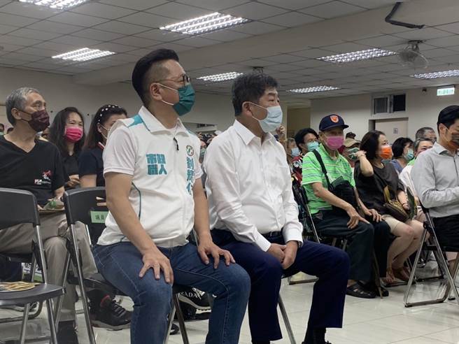 民进党台北市长参选人陈时中晚间前往万华区和党籍议员刘耀仁合体。（黄婉婷摄）