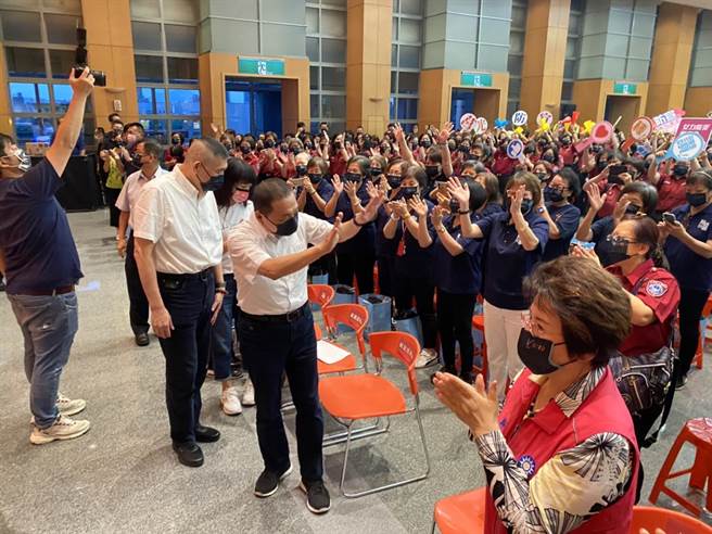 新北「義消防宣創意宣導競賽成果發表暨績優人員表揚典禮」今晚舉辦，市長侯友宜親自到場表揚。（李奇叡攝）