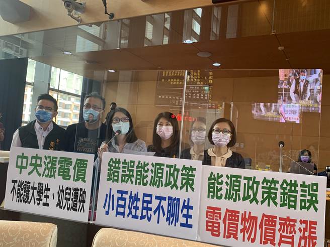 中央政府7月起调涨电价，国民党台中市多位议员怒批私立幼儿园未冻涨，且涨价成本转嫁回到消费者身上，让经济雪上加霜。(林欣仪摄)