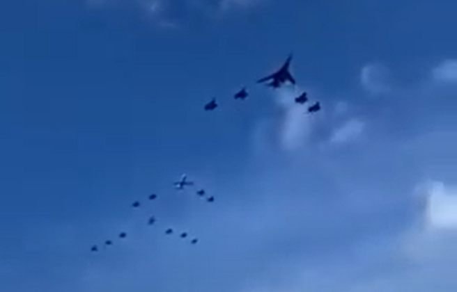 网路疯传的「裴洛西的专机由战机护航」影片，其实与这次裴洛西出访的真实情况无关。（图／取自YouTube）