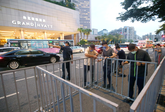 美国眾议院议长裴洛西访台引发各界关注，台北市警局2日派员在裴洛西下塌的饭店附近架设栏杆，以防止群眾集结陈抗。（范扬光摄）